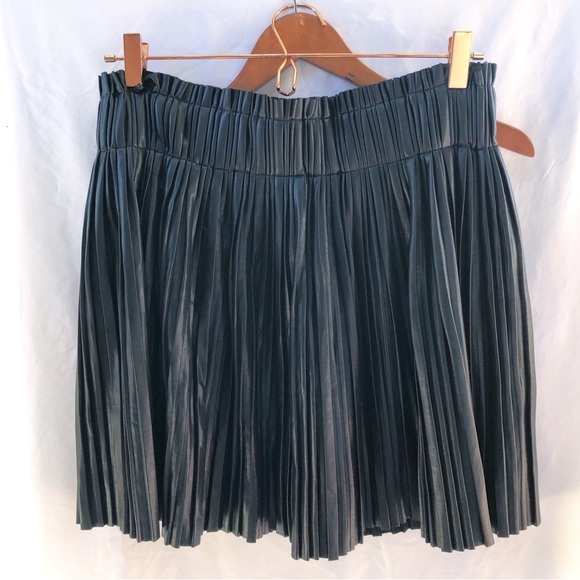 TUCKERNUCK | POMANDER PLACE LARGE FAUX LEATHER PLEATED SKORT - Picture 9 of 9